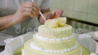糕点厨师装饰蛋糕。 糕点师傅的手装饰蛋糕